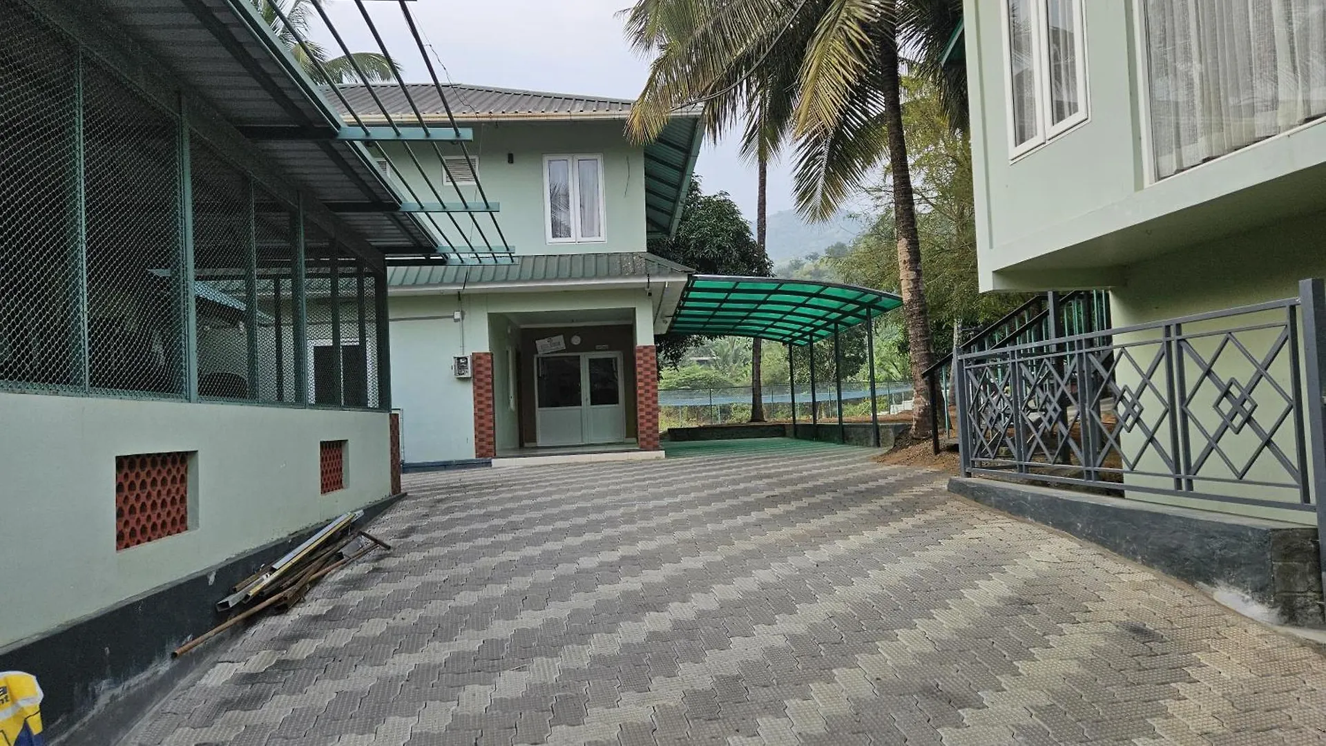 Midway Crest Farmstay Attappadi